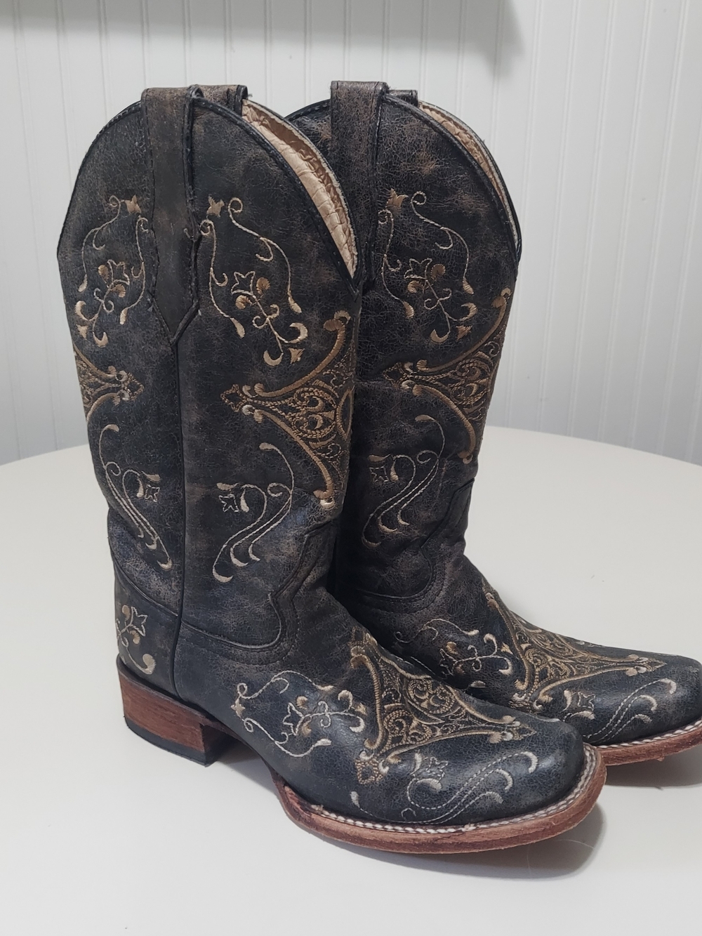 Circle G Dark Brown and Gold Western Embroidered Heeled Boots